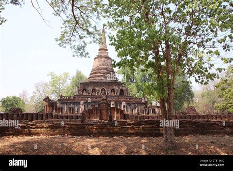 Le Pillage de Sukhothai par les Mongols: Une Bataille Décisive dans le Contexte du 13ème Siècle Thai et la Montée du Royaume d'Ayutthaya