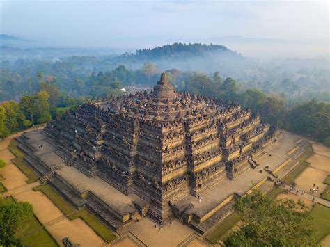 Le Début de la Construction du Temple Borobudur: Symbiose Hindouiste et Bouddhiste en Terre Javanèse